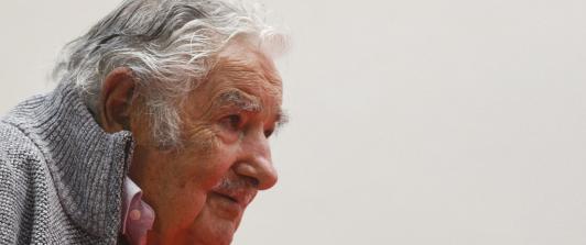 Mujica encarnaba otra forma de ejercer el poder. Vivía en su chacra del Rincón del Cerro con su esposa, la senadora Lucía Topolansky. / AFP.
