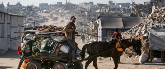 Solo entre martes y viernes, más de 300 personas —la mayoría mujeres y niños— han muerto por ataques aéreos y terrestres en el norte del enclave. / AFP.
