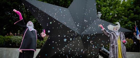 Francia inaugura un monumento a los homosexuales deportados por los nazis