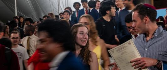 Trump suspende tramite de visas a estudiantes extranjeros