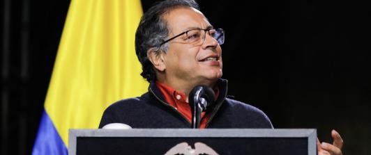 Presidente Petro en un atril.