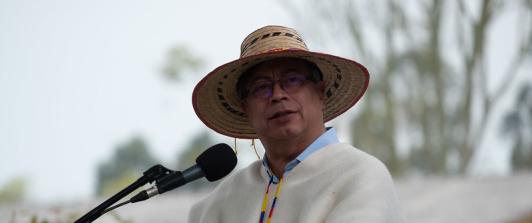 Presidente Petro en un atril.