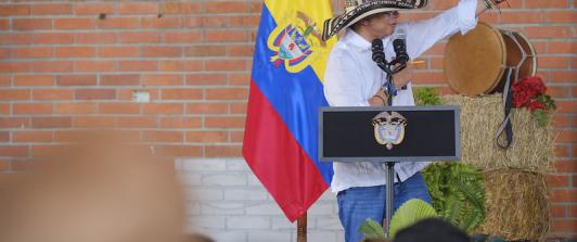 Presidente Petro en entrega de tierras en Barrancabermeja.