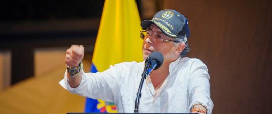 "El pueblo ganaría felicidad y más horas libres con la familia porque el dia acabaria a las 6 pm": Presidente Petro