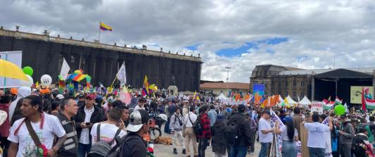 Personas concentrándose para el Paro Nacional en la Plaza de Bolívar