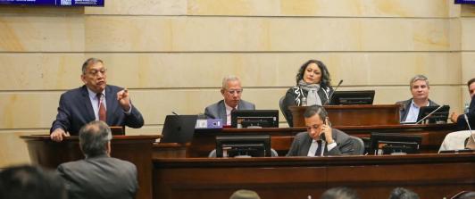 Reforma laboral entra de nuevo a debate en el Congreso en medio de fuertes tensiones políticas y sindicales