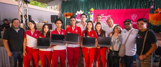 ​El ministro de Educaci​ón, Daniel Rojas, hace entrega de los computadores