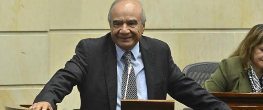 El jurista, nacido en Guacarí (Valle del Cauca), fue postulado por el presidente Gustavo Petro y reemplazará a la magistrada Cristina Pardo. / Foto: Senado de la República.