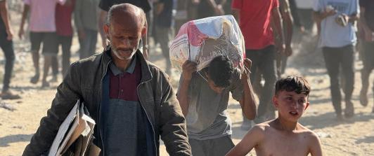 Palestinos recogen ayuda humanitaria de la ONU