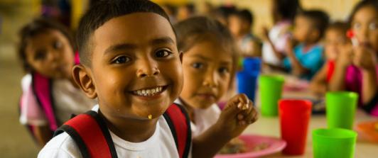 Niños recibiendo alimentación del PAE.