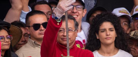 Custodiado por la Guardia Presidencial y ante la ovación de los asistentes, el presidente empuñó la espada de Bolívar y la levantó hacia una audiencia que llegaba más allá de los linderos de la emblemática plaza. / RTVC Noticias.