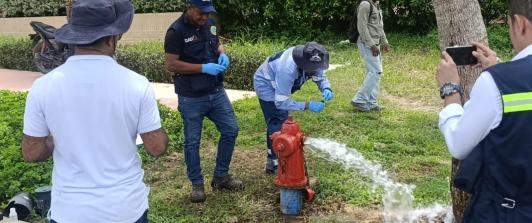 Técnicos revisando el acueducto.