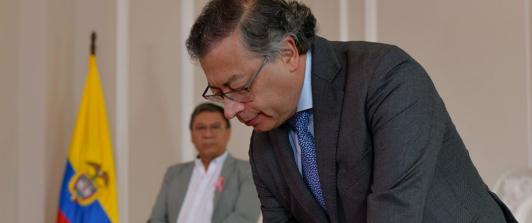Petro firma decreto para Madres Comunitarias. / Foto: Presidencia.