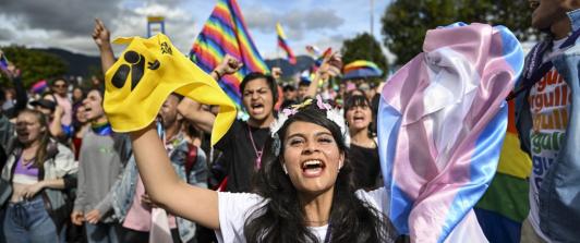 Personas trans marchando.