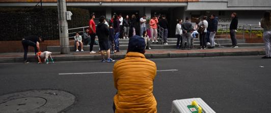 Persona sentada en un andén.
