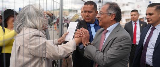 Presidente Petro Saludando a persona mayor,
