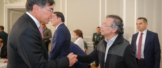 Álvaro hernán Prada y el presidente Gustavo Petro en la Comisión de Garantías