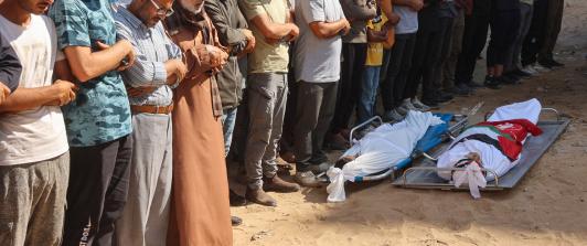 Gazaties velando a dos de sus asesinados por parte de Israel
