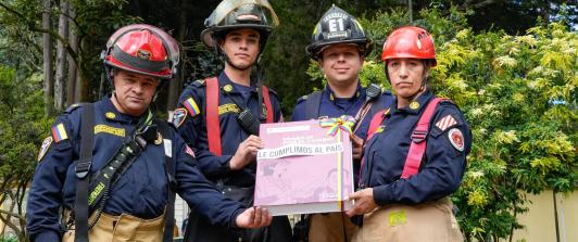 Bomberos durante la firma de la Reforma Laboral por el presidente Petro