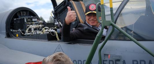 Presidente Petro en un avión Saab 39 Gripen sueco, perteneciente a la fuerza aérea brasilera