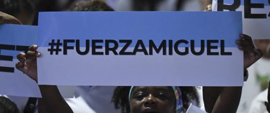 Persona con cartel en apoyo a Miguel Uribe.