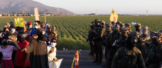 Migrantes confrontando a agentes del ICE.