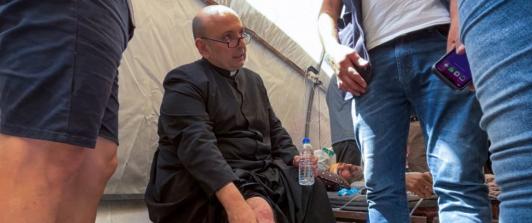 Párroco argentino resulta herido en bombardeo a la única iglesia católica de Gaza