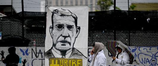 Muro con la imagen de Álvaro Uribe.