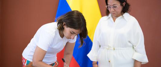 La saliente canciller Laura Sarabia posesionó a la viceministra Rosa Villavicencio. 