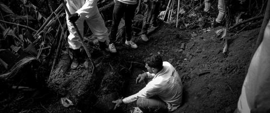 Personal de la UBPD realizando exhumación.