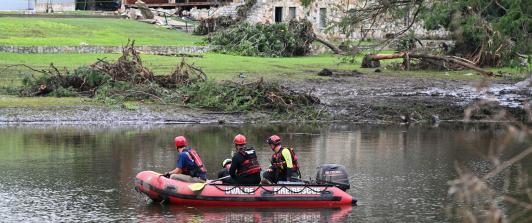 Un equipo de búsqueda y rescate busca personas a lo largo del río Guadalupe cerca de un edificio dañado en Camp Mystic en Hunt, Texas, el 7 de julio de 2025.