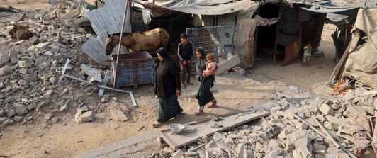 Palestinos caminan entre la destrucción causada por los ataques israelíes, en el campo de refugiados de Bureij, en el centro de la Franja de GazaEs un honor para mí viajar a Bogotá en apoyo del Grupo de La Haya y su búsqueda de la justicia y la paz -basadas en los derechos y las libertades- que un número cada vez mayor de países están finalmente adoptando tras décadas de retórica política vacía.