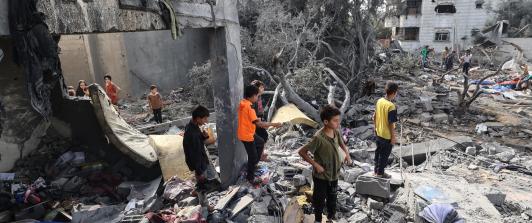 Niños palestinos revisan los escombros de una casa residencial en Deir el-Balah, en el centro de la Franja de Gaza.
