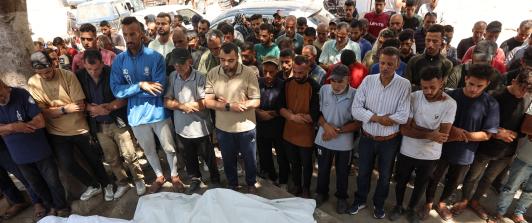 Los dolientes rezan sobre los cuerpos de las víctimas de un ataque israelí que golpeó la escuela Mustafa Hafez.