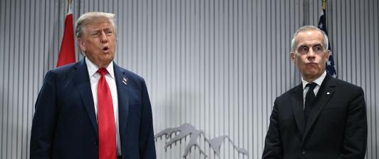  El presidente de Estados Unidos, Donald Trump, habla con la prensa mientras el primer ministro canadiense, Mark Carney, le observa mientras se reúnen durante la Cumbre del Grupo de los Siete (G7) en el Pomeroy Kananaskis Mountain Lodge en Kananaskis, Alberta, Canadá.