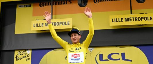 Jasper Philipsen ganador de la etapa 1. / Foto: AFP.