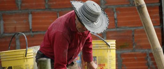 Economía colombiana muestra signos positivos pese a desafíos fiscales