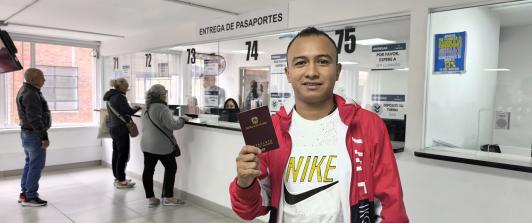 Persona con pasaporte en su mano.