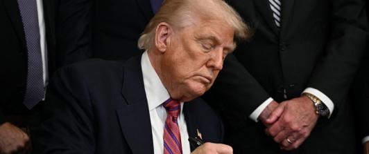 Trump cae en las encuestas sobre política de migración. / Foto: AFP.