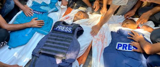 La gente llora los cuerpos de los periodistas palestinos Moaz Abu Taha (izq.), el fotoperiodista Hussam al-Masri, contratista de Reuters, (centro), y el fotoperiodista de Al-Jazeera Mohamed Salama, (der.), que murieron en un ataque israelí contra el hospital Nasser en Khan Yunis, en el sur de la Franja de Gaza.