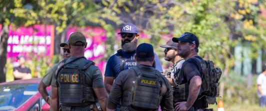 La policía metropolitana de Washington D. C., agentes del ICE y del HSI establecen un control de carretera y comprueban si los conductores han cometido infracciones en Georgia Avenue.