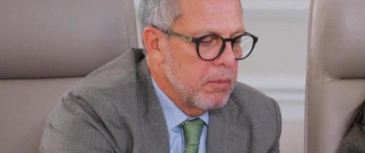 Procuraduría suspende provisionalmente al jefe de despacho presidencial por caso de pasaportes