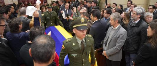 Esposa de Miguel Uribe pide justicia en emotiva despedida en el Congreso de la República