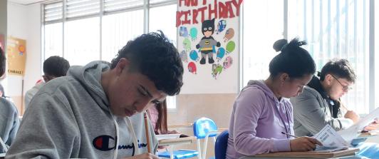 Estudiantes presentando la prueba del ICFES.