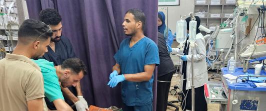 Los médicos operan la pierna herida de un paciente que se encuentra en la sala de traumatología del Complejo Médico Nasser en Khan Yunis, en el sur de Gaza.