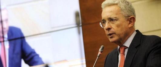 Nuevas confesiones ante la JEP relacionan a gobernación de Álvaro Uribe con paramilitares
