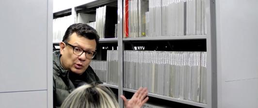 Gerente Hollman Morris con el archivo de la HJCK.