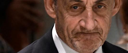 El expresidente francés Nicolas Sarkozy abandona el Tribunal de París tras conocerse el veredicto de su juicio por financiación ilegal de su campaña presidencial de 2007 con fondos procedentes de Libia.