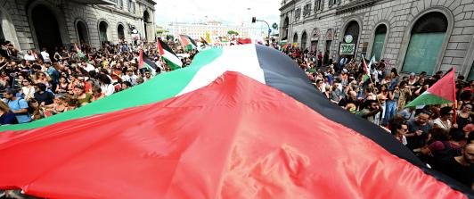La gente marcha con una bandera palestina gigante durante una huelga nacional «Bloqueemos todo» en solidaridad con los palestinos de Gaza y para pedir el cese del envío de armas a Israel, en Roma, el 22 de septiembre. El sindicato USB ha organizado una huelga general nacional de 24 horas en todos los sectores para exigir al Gobierno que rompa inmediatamente las relaciones con el Estado de Israel, en solidaridad con el pueblo palestino y la Flotilla Global Sumud.