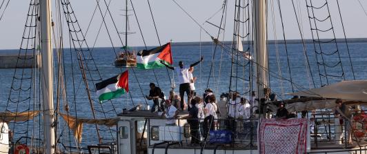 El primer barco «Sirius» de una flotilla civil, que transporta activistas pro palestinos y ayuda humanitaria y cuyo objetivo es romper el bloqueo israelí de la Franja de Gaza, zarpa del puerto de Barcelona.